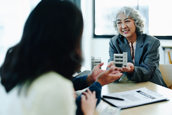 포토 JPG 해외이미지 여자 노년 남자 비즈니스 부동산 아파트 미소 들기 상반신 성인 앞모습 뒷모습 세명 모형 거래 중개인 계약 문서 계약서 해외202309 해외포토 직업 뷰포인트 모션 주택 표정 사람 재산 파일형식