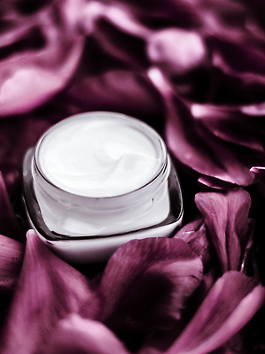 포토 JPG 해외이미지 꽃잎 근접촬영 사람없음 고급 자주색 피부관리 스킨케어 기초화장품 수분크림 해외202309 해외포토 꽃 뷰포인트 컬러 컨셉 뷰티 화장품 파일형식