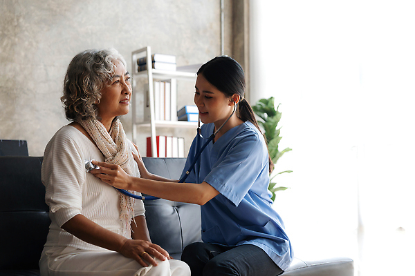 포토 JPG 해외이미지 여자 노년 할머니 청진기 책장 건강 병원 앉기 상반신 성인 두명 옆모습 치료 책 소파 목도리 환자 의사 도움 맥박 검사_조사 돌봄 여자만 해외202309 해외포토 잡화 뷰포인트 가구 컨셉 의자 의학 의료기기 모션 사람 의료진 파일형식