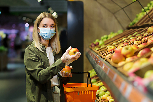 포토 JPG 해외이미지 응시 여자 한명 들기 상반신 성인 쇼핑 장보기 사과 마트 과일코너 마스크착용 비닐장갑 쇼핑바구니 성인여자한명만 해외202309 해외포토 1 시선 장갑 과일 모션 마스크 사람 상점 코너 사회이슈 여자한명만 성인여자만 파일형식