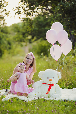 포토 JPG 해외이미지 전신 나무 응시 행복 어린이 모녀 들기 잔디 성인 야외 두명 곰인형 아기 풀잎 담요 풍선 여자만 시밀러룩 핑크리본 해외202309 해외포토 식물 시선 딸 감정 리본 인형 잎 가족 모션 엄마 사람 풀_식물 커플룩 파일형식