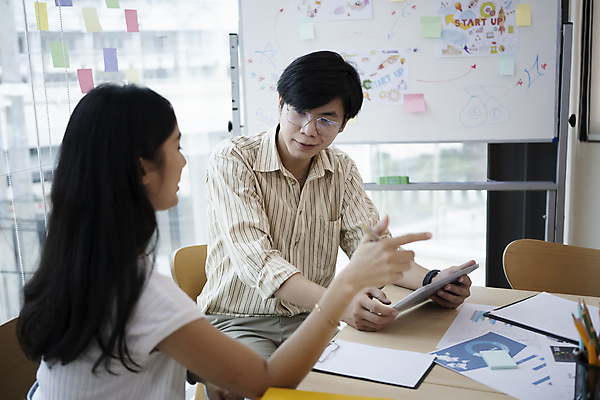 포토 JPG 해외이미지 여자 남자 안경 의자 비즈니스 창문 회의 함께함 앉기 상반신 성인 두명 옆모습 태블릿 비즈니스맨 비즈니스우먼 그룹 책상 직원 보고서 연필꽂이 화이트보드 서류판 성인만 해외202309 해외포토 잡화 뷰포인트 가구 컨셉 모션 문구용품 사람 전자제품 스마트기기 사무용품 직장인 파일형식