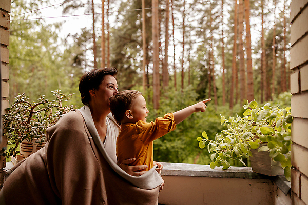 포토 JPG 해외이미지 라이프스타일 여자 행복 할머니 어린이 중년 가족 자연 손자 함께함 사랑 사람 소년 성인 야외 두명 뷰티 기쁨 손주 옛날 조부모 해외202309 해외포토 노년 남자 감정 컨셉 관계 생활 생태계 파일형식