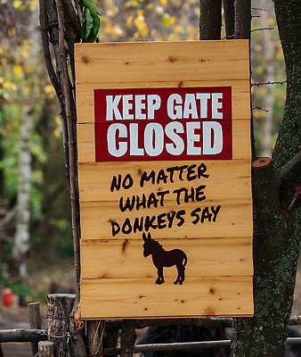 포토 JPG 해외이미지 나무 동물 영어 실루엣 동물원 대화 사람없음 단어 금지 사인 대문 당나귀 흥미 해외202309 해외포토 식물 문자 컨셉 촬영기법 말하기 문 말_동물 파일형식