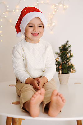 포토 JPG 해외이미지 나무 라이프스타일 행복 어린이 크리스마스 겨울 휴가 새해 선물 한명 소년 장식 상자 크리스마스트리 축제 기쁨 축하 패키지 해외202309 해외포토 식물 1 계절 기념일 남자 감정 컨셉 사람 생활 파일형식