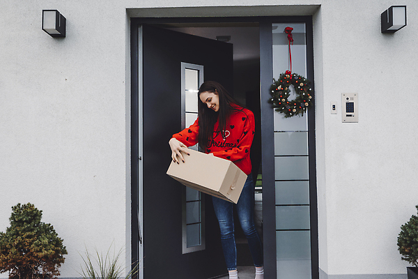포토 JPG 해외이미지 디자인 리본 종이 컬러 조각 크리스마스 포장 휴가 새로움 선물 한명 이벤트 성인 장식 빨간색 빛 쇼핑 상자 갈색 축제 놀람 재활용 펼침 덮개 흰색 축하 인사 실크 활 흥분 정사각형 매듭 심플 패키지 고립 핸드메이드 성인여자만 해외202309 해외포토 도형 1 기념일 감정 컨셉 모션 표정 사람 뚜껑 직물 예절 친환경 여자만 성인만 파일형식