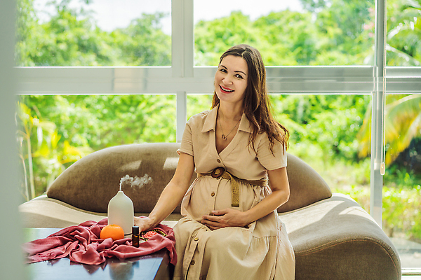 포토 JPG 해외이미지 여자 휴식 주택 건강 한명 치료 약 임산부 임신 습기 촉촉함 흐름 아기 주름 분위기 수증기 수분 향기 아로마 아로마테라피 돌봄 해외202309 해외포토 1 컨셉 의학 모션 사람 건물 젖음 냄새 테라피 파일형식