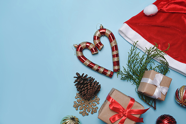 포토 JPG 해외이미지 크리스마스 산타모자 눈꽃 사람없음 선물상자 하이앵글 오브젝트 솔방울 솔잎 지팡이모양 오너먼트 카피스페이스 해외202309 해외포토 모양 모자_잡화 기념일 뷰포인트 잎 크리스마스장식 눈_날씨 선물 상자 공백 파일형식