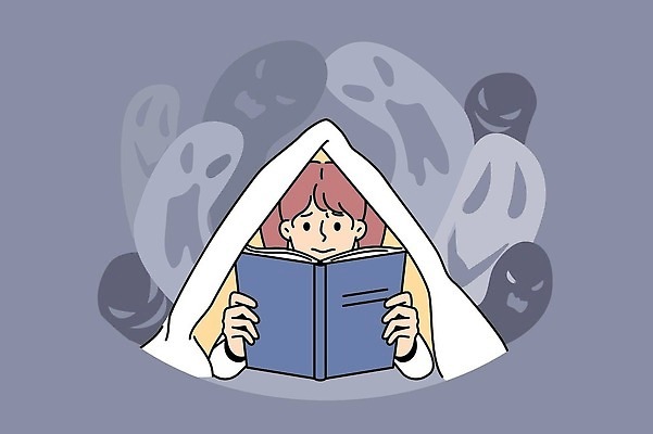 EPS 해외이미지 여자 어린이 일러스트 한명 들기 책 파란색 독서 유령 무서움 읽기 공포 소녀한명만 해외202309 해외일러스트 1 감정 컬러 모션 사람 여자한명만 소녀만 파일형식 벡터