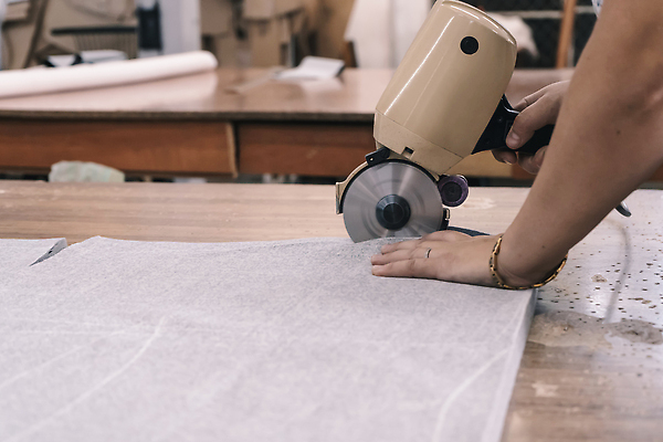 포토 JPG 해외이미지 직업 손 디자인 옷 산업 비즈니스 공장 노동자 직장 취미 사람없음 유행 기계 장비 공구 직물 면 업무 작업실 실 제조 바느질 땀 재단 재단사 방법 핸드메이드 해외202309 해외포토 회사 공업 신체부위 도구 작업 파일형식