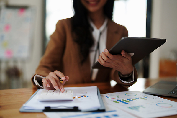 포토 JPG 해외이미지 직업 1 응시 여자 행복 흑인 인터넷 회사 비즈니스 사업가 성공 노동자 직장 기술 실내 한명 미소 사람 앉기 금융 노트북 컴퓨터 사무실 검은색 업무 비즈니스우먼 자신감 종업원 스마트 책상 경영자 투자 온라인 경영 마케팅 카피스페이스 해외202309 해외포토 서양인 시선 감정 컬러 가구 컨셉 모션 표정 내부 경제 전자제품 공백 작업 직장인 리더 파일형식