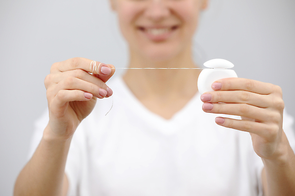 포토 JPG 해외이미지 라이프스타일 여자 행복 얼굴 아침 건강 치과 웃음 사람 성인 사람없음 뷰티 반사 거울 욕실 환자 의사 흰색 신선 붓 입 치아 칫솔 소중 치과의사 내추럴 돌봄 미백 위생관리 해외202309 해외포토 주간 감정 컬러 컨셉 의학 모션 표정 병원 관리 생활 신체부위 위생용품 의료진 소화기관 파일형식