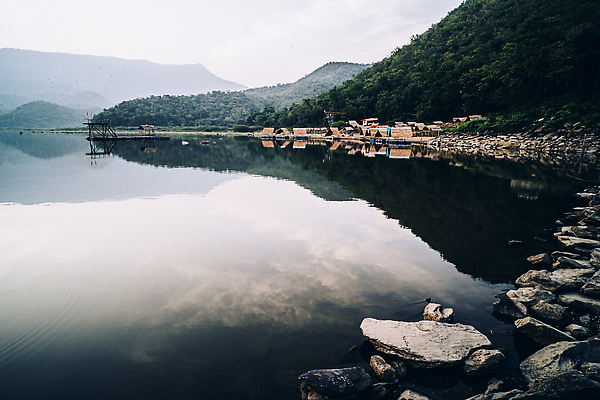 포토 JPG 해외이미지 나무 전통 응시 아시아 호수 여행 백그라운드 태국 자연 추상 휴식 산 주택 파노라마 동양인 사람없음 초록색 물 강 뷰티 반사 환경 계곡 숲 낚시꾼 내추럴 뗏목 무료 해외202309 해외포토 자연요소 식물 시선 나라 교통수단 컬러 컨셉 무늬 배_교통 촬영기법 인종 건물 생태계 파일형식