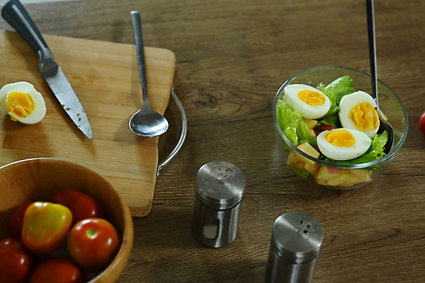 포토 JPG 해외이미지 토마토 채소 단면 사람없음 숟가락 샐러드 식칼 삶은계란 건강식 나무도마 식단관리 해외202309 해외포토 음식 주방용품 도마 수저 목재 계란 계란요리 파일형식