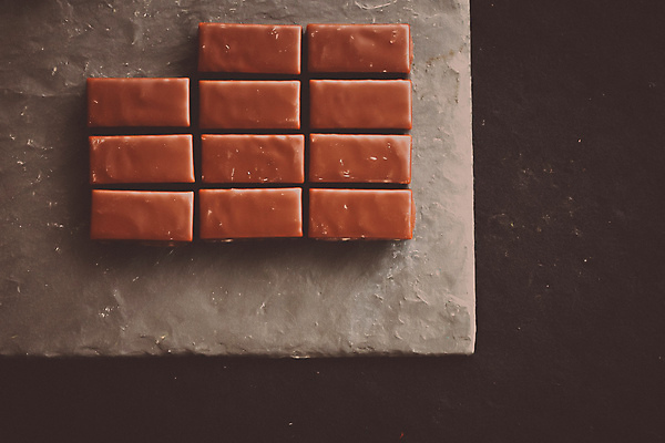 포토 JPG 해외이미지 조각 디저트 사람없음 하이앵글 갈색 초콜릿 돌판 해외포토 음식 뷰포인트 컬러 돌_바위 파일형식