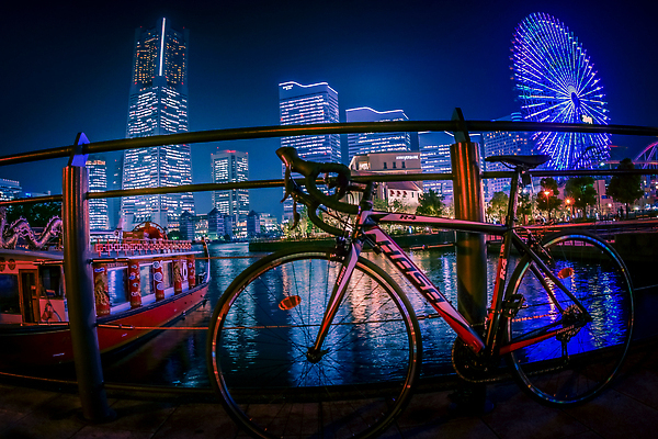 포토 JPG 해외이미지 도로 사람없음 야외 건물 빛 도시풍경 자전거 고층빌딩 도시 바퀴 도쿄 야간 타이어 사이클링 안장 기관 페달 해외202309 해외포토 자연요소 건축물 길 교통시설 풍경 빌딩 일본 바이크 육상스포츠 파일형식