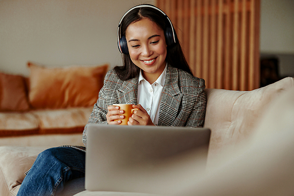 포토 JPG 해외이미지 백인 직업 라이프스타일 응시 여자 행복 인터넷 비즈니스 사업가 통신 성공 노동자 직장 한명 사람 앉기 동양인 성인 노트북 컴퓨터 사무실 뷰티 중국 흰색 업무 비즈니스우먼 자신감 종업원 책상 경영자 문서 온라인 경영 해외202309 해외포토 서양인 1 시선 감정 아시아 컬러 가구 컨셉 회사 모션 인종 생활 전자제품 작업 직장인 리더 파일형식