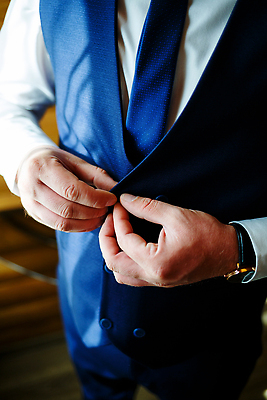 포토 JPG 해외이미지 손 남자 시계 신랑 결혼 결혼식 단추 한명 정장 상반신 성인 앞모습 축하 준비 단추잠그기 성인남자한명만 해외202309 해외포토 1 옷 뷰포인트 컨셉 모션 사람 이벤트 신체부위 남자한명만 성인남자만 파일형식