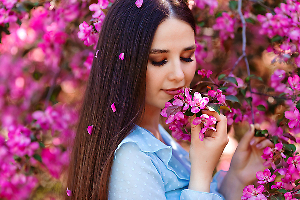 포토 JPG 해외이미지 나무 여자 꽃잎 꽃 자연 한명 상반신 성인 옆모습 눈감음 잡기 화려 성인여자한명만 해외202309 해외포토 식물 1 뷰포인트 컨셉 모션 사람 생태계 여자한명만 성인여자만 파일형식