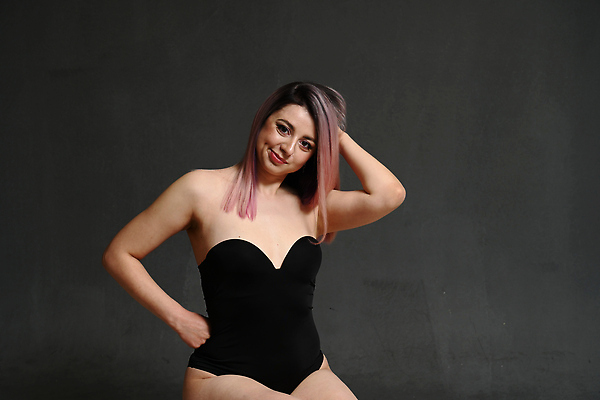 포토 JPG 해외이미지 백인 모델 헤어스타일 응시 여자 행복 얼굴 백그라운드 실내 건강 한명 사람 성인 금발 뷰티 갈색 유행 상점 화장품 흰색 화려 치아 이발 피부 입술 웨이브 만들기 내추럴 고립 돌봄 스타일 해외202309 해외포토 서양인 1 시선 감정 컬러 컨셉 모션 내부 신체부위 소화기관 파일형식