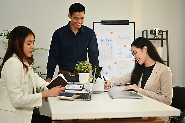 포토 JPG 해외이미지 여자 남자 화초 비즈니스 회의 함께함 앉기 상반신 성인 옆모습 세명 노트북 필기구 펜 공책 비즈니스맨 비즈니스우먼 그룹 책상 직원 화이트보드 서류판 성인만 해외202309 해외포토 식물 뷰포인트 가구 컨셉 모션 문구용품 사람 전자제품 사무용품 직장인 파일형식