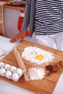 포토 JPG 해외이미지 백인 모자 라이프스타일 여자 딸 행복 음식 크리스마스 가족 탁자 휴가 주택 요리 한명 미소 사람 빨간색 뷰티 산타클로스 쿠키 케이크 주방 계란 앞치마 기쁨 빵집 우유 축하 굽기 준비 반죽 밀가루 시나몬 핸드메이드 해외202309 해외포토 서양인 1 잡화 기념일 감정 컬러 가구 컨셉 관계 디저트 유제품 표정 건물 생활 상점 알 가루 구이 파일형식