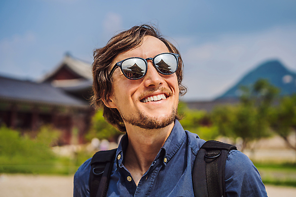 포토 JPG 해외이미지 서양인 나무 남자 여행 한국 한명 성인 야외 선글라스 반사 경복궁 성인남자한명만 해외202309 해외포토 외국인 식물 1 아시아 안경 사람 궁전 남자한명만 성인남자만 파일형식