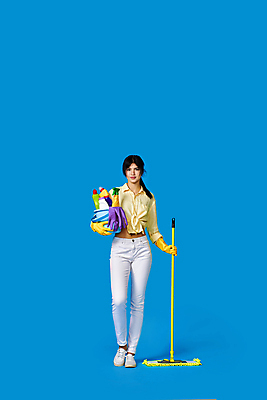 포토 JPG 해외이미지 전신 여자 한명 들기 성인 앞모습 바구니 앞치마 잡기 청소 세제 준비 스프레이 고무장갑 걸레 대걸레 물걸레 성인여자한명만 해외202309 해외포토 1 뷰포인트 장갑 모션 사람 청소도구 고무 여자한명만 성인여자만 파일형식