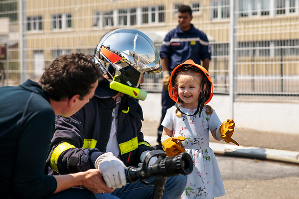 포토 JPG 해외이미지 직업 어린이 장갑 유니폼 학교 가족 놀이 불 주택 안전 사람 소년 여러명 물 장비 긴급 시간 업무 뜨거움 수비 아빠 보호 헬멧 위험 소방관 서비스 보안 호스 소화기 돌봄 재앙 화상 해외202309 해외포토 자연요소 잡화 옷 교육 남자 다수 컨셉 관계 모션 건물 작업 상처 안전장비 보호장비 구조원 소방 파일형식