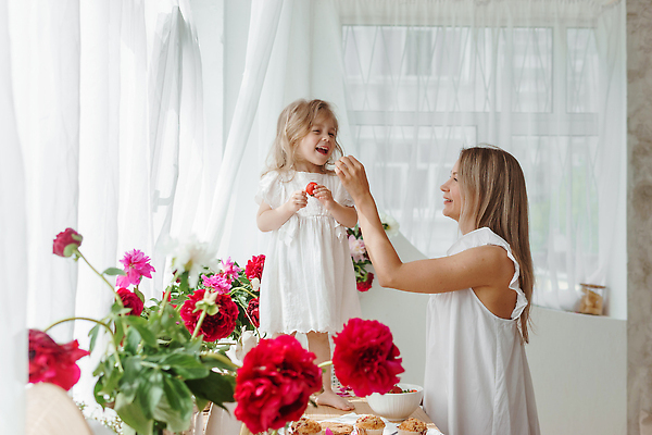 포토 JPG 해외이미지 그릇 원피스 여자 꽃 어린이 딸기 상반신 성인 두명 옆모습 금발 흰색 커튼 머핀 여자만 소녀만 해외202309 해외포토 식물 헤어스타일 식기 옷 빵 뷰포인트 컬러 과일 사람 어린이만 파일형식