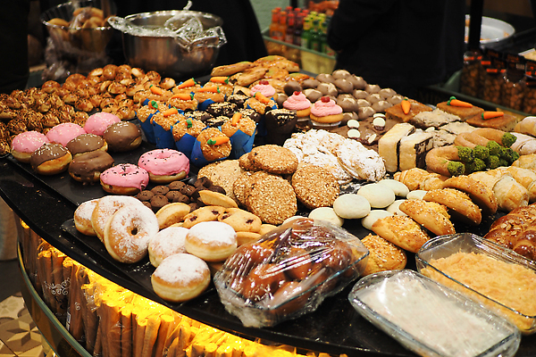 포토 JPG 해외이미지 조각 사탕 사람없음 갈색 쌓기 쿠키 초콜릿 빵집 껍질 원형 달콤 크림 오브젝트 칼로리 흙더미 페스츄리 해로움 많음 해외202309 해외포토 도형 빵 컬러 컨셉 모션 디저트 상점 흙 맛 파일형식 더미