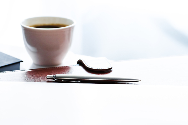 포토 JPG 해외이미지 백그라운드 사람없음 사무실 펜 공책 클래식 커피잔 가죽 해외202309 해외포토 커피 컨셉 비즈니스 문구용품 잔 필기구 파일형식