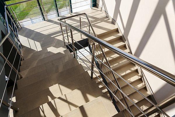 포토 JPG 해외이미지 디자인 산업 선 벽 컬러 건축양식 창문 난간 유리 사람없음 내부 건물 가로 빛 사무실 태양 반사 우주 계단 금속 회색 도시 오픈 도자기 가장자리 우아함 매끈함 타일 기하학 대칭 직진 철강 콘크리트 세련 미니멀리스트 해외202309 해외포토 자연요소 건축물 건축 컨셉 무늬 비즈니스 재질 감각 둘레 파일형식