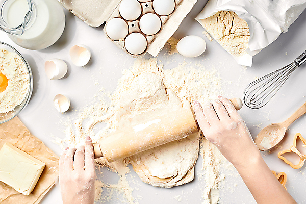 포토 JPG 해외이미지 손 실내 신체부위 하이앵글 계란 도구 지저분함 계란껍데기 반죽 밀가루 제빵 거품기 밀대 유리그릇 버터 제빵도구 해외202309 해외포토 그릇 뷰포인트 유리 주방용품 사람 내부 제과제빵 알 감각 가루 파일형식