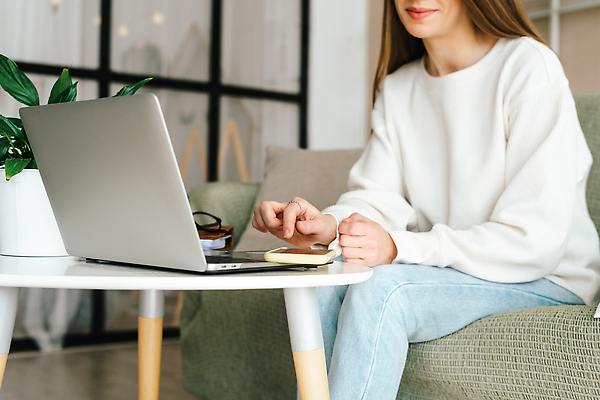포토 JPG 해외이미지 식물 라이프스타일 응시 교육 비즈니스 통신 모바일 주택 세포 직장 실내 관리 한명 성인 내부 장식 가로 노트북 스마트폰 핸드폰 쇼핑 학습 컴퓨터 사무실 뷰티 공책 방 업무 비즈니스우먼 메시지 연결 셀프카메라 스마트 부름 온라인 리빙 개발 소셜미디어 온라인강의 프리랜서 해외202309 해외포토 직업 1 시선 여자 컨셉 회사 모션 문구용품 사람 건물 생활 전자제품 스마트기기 사진촬영 작업 직장인 강의 파일형식 언택트