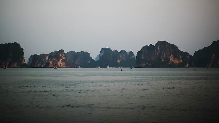 포토 JPG 해외이미지 아시아 바다 섬 여행 백그라운드 자연 휴가 산 사람없음 초록색 물 파란색 세계 뷰티 여행객 우주 만 보트 재산 베트남 장면 랜드마크 석회암 인도차이나반도 지질학 파라다이스 해외202309 해외포토 자연요소 교육 나라 컬러 배_교통 사람 금융 동남아시아 암석 생태계 파일형식