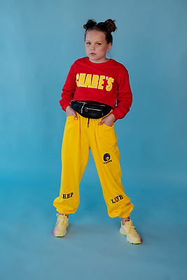 포토 JPG 해외이미지 백인 모델 라이프스타일 옷 포즈 백그라운드 갈색머리 한명 10대 캐주얼 빨간색 파란색 뷰티 노란색 유행 여행객 화려 시원함 파란배경 고립 스타일 카피스페이스 해외202309 해외포토 서양인 1 헤어스타일 컬러 컨셉 청소년 사람 생활 공백 파일형식