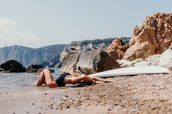 포토 JPG 해외이미지 라이프스타일 여자 행복 바다 여행 자연 하늘 휴가 산 한명 사람 성인 야외 물 파란색 뷰티 여행객 계곡 트래킹 하이킹 추위 자유 정상 셀프카메라 나눔 수평선 해외202309 해외포토 자연요소 1 감정 컬러 컨셉 레저 생활 사진촬영 생태계 파일형식
