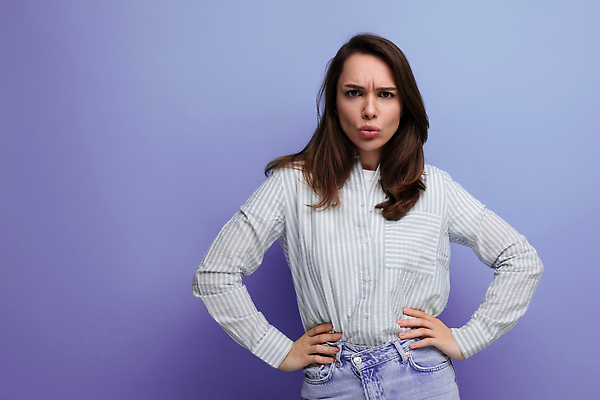 포토 JPG 해외이미지 백인 모델 학생 헤어스타일 여자 행복 유럽 백그라운드 셔츠 성공 갈색머리 실내 한명 서기 사람 뷰티 기쁨 청바지 비즈니스우먼 자신감 고립 접기 카피스페이스 해외202309 해외포토 서양인 1 감정 나라 컨셉 상의 비즈니스 바지 모션 내부 공백 직장인 파일형식