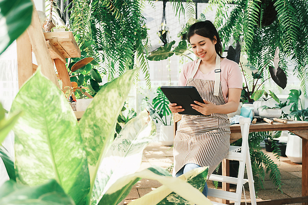 포토 JPG 해외이미지 식물 직업 여자 비즈니스 사업가 통신 대화 한명 사람 노트북 스마트폰 판매 세일 상점 업무 시장 연결 종업원 확인 서비스 원예 질서 소매 밭일 원예사 해외202309 해외포토 1 말하기 취미 전자제품 핸드폰 스마트기기 예절 작업 파일형식