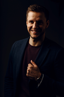 포토 JPG 해외이미지 백인 모델 직업 1 헤어스타일 남자 행복 벽 포즈 셔츠 비즈니스 성공 노동자 한명 미소 사람 정장 성인 파란색 사무실 유행 우주 어둠 재킷 회색 흰색 비즈니스맨 자신감 종업원 직원 싱글 히스패닉 교차 경영 심각 인원 카피스페이스 유일 해외202309 해외포토 서양인 옷 감정 컬러 컨셉 상의 표정 공백 외투 직장인 파일형식