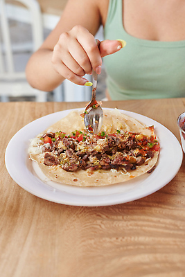 포토 JPG 해외이미지 접시 문화 음식 토마토 탁자 육류 옥수수 사람없음 목재 빨간색 초록색 목사 레몬 과카몰리 해외202309 해외포토 나무 식기 컬러 가구 채소 과일 식재료 재료 곡류 소스_음식 성직자 파일형식