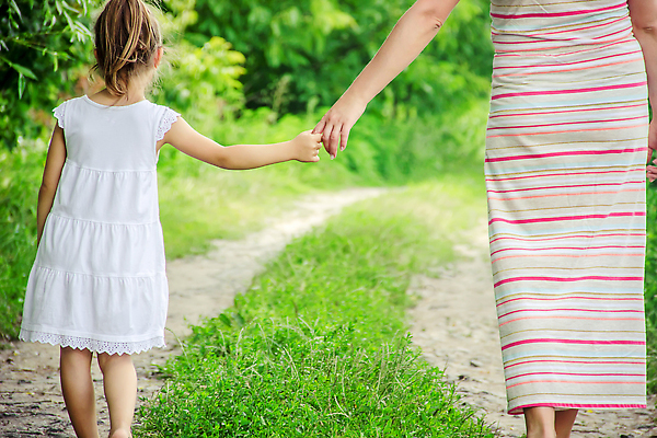 포토 JPG 해외이미지 백인 손 드레스 여자 남자 딸 도로 아들 어린이 2 신체 가족 관계 엄마 함께함 관리 사랑 한명 안전 사람 야외 터치 육아 아기 잡기 작음 피부 주기 바둑 돌봄 카피스페이스 해외202309 해외포토 서양인 1 옷 감정 길 컨셉 교통시설 모션 놀이 신체부위 공백 크기 파일형식