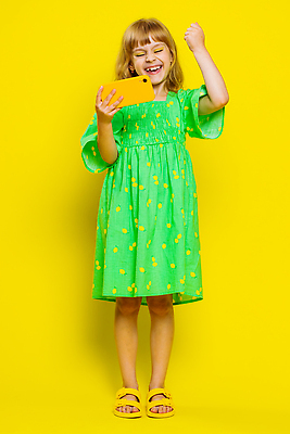 포토 JPG 해외이미지 백인 여학생 여자 교육 딸 어린이 인터넷 놀이 버튼 성공 실내 한명 10대 세로 스마트폰 핸드폰 스터디 금발 경쟁 게임 네트워크 어플리케이션 전화기 흥분 조이스틱 사수 온라인 동영상 중독 걸음마 노란배경 소셜미디어 승자 채팅 플레이어 가상현실 카피스페이스 해외202309 해외포토 서양인 1 학생 헤어스타일 감정 백그라운드 컨셉 가족 모션 청소년 사람 내부 전자제품 스마트기기 학습 노란색 공백 게임기 파일형식