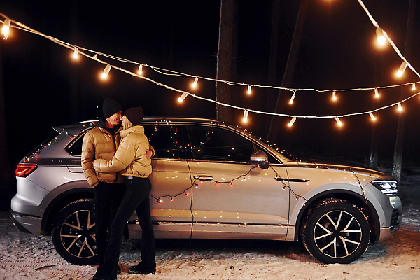 포토 JPG 해외이미지 전신 커플 여자 남자 행복 여행 겨울 전구 자동차 성인 야외 두명 옆모습 마주보기 야간 패딩 성인만 차박 해외포토 자연요소 계절 감정 육상교통 뷰포인트 관계 모션 사람 점퍼 캠핑 파일형식