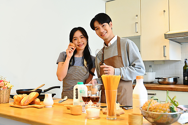 포토 JPG 해외이미지 라이프스타일 부부 여자 남자 탁자 주방용품 남편 요리 들기 상반신 성인 두명 앞모습 주방 계란 잡기 아내 핸드믹서 성인만 해외202309 해외포토 커플 뷰포인트 가구 생활용품 모션 사람 생활 알 믹서 파일형식