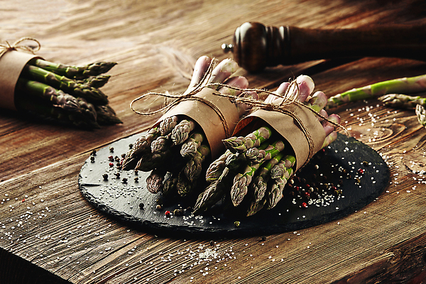 포토 JPG 해외이미지 쟁반 근접촬영 사람없음 묶기 아스파라거스 노끈 나무탁자 해외202309 해외포토 줄 뷰포인트 채소 모션 탁자 파일형식