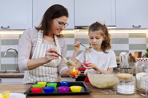 포토 JPG 해외이미지 서양인 여자 모녀 함께함 요리 상반신 성인 두명 앞모습 주방 반죽 머핀 유리그릇 넣기 머핀틀 여자만 안경낌 해외202309 해외포토 외국인 그릇 딸 안경 빵 뷰포인트 컨셉 가족 모션 유리 엄마 사람 파일형식