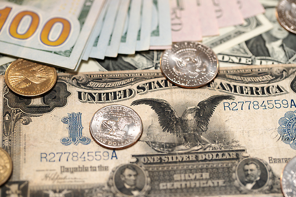 포토 JPG 해외이미지 1 지폐 돈 패턴 비즈니스 성공 사람없음 금융 숫자 달러 동전 미국 펼침 저축 골동품 역사 시장 구매 은색 큼 독수리 계산서 대출 계좌 구역 승인 옛날 워싱턴 증명서 해외202309 해외포토 문자 컬러 컨셉 북아메리카 무늬 모션 조류 경제 쇼핑 재산 크기 파일형식