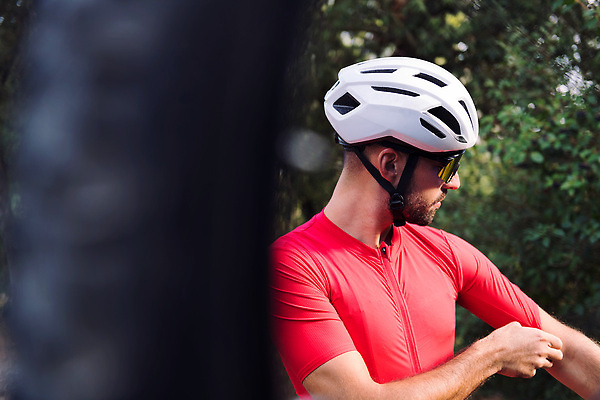 포토 JPG 해외이미지 백인 1 라이프스타일 옷 남자 스포츠 셔츠 자연 휴식 산 건강 한명 안전 사람 성인 야외 가로 운동 자전거 자유 직물 바퀴 헬멧 타이어 사이클링 라이더 바이크레이서 운동가 저지 카피스페이스 해외202309 해외포토 서양인 컨셉 상의 생활 바이크 공백 보호장비 육상스포츠 생태계 파일형식